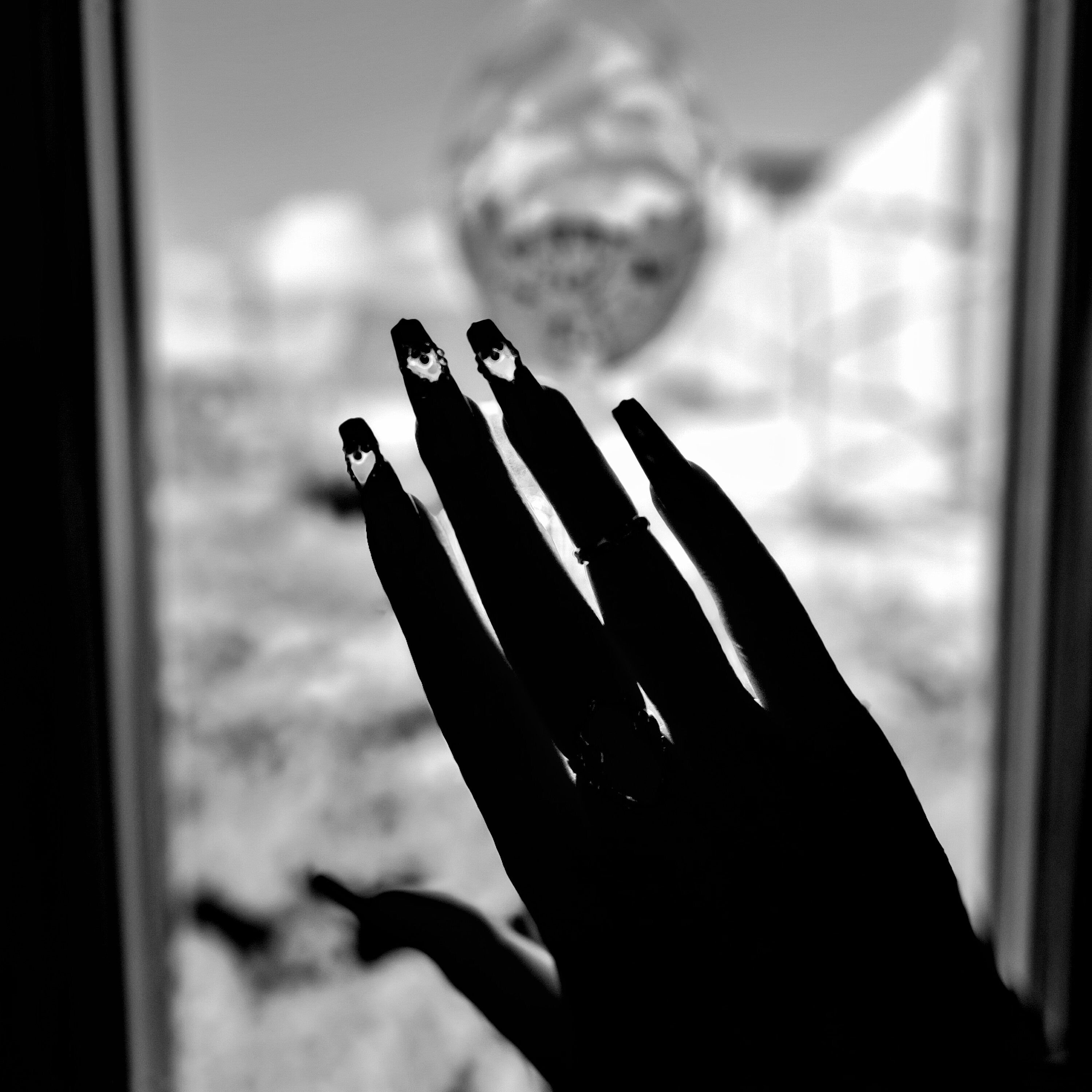 Press on nails Faux ongles Noir Saint Valentin 2024 cœurs ajourés et Strass edgy