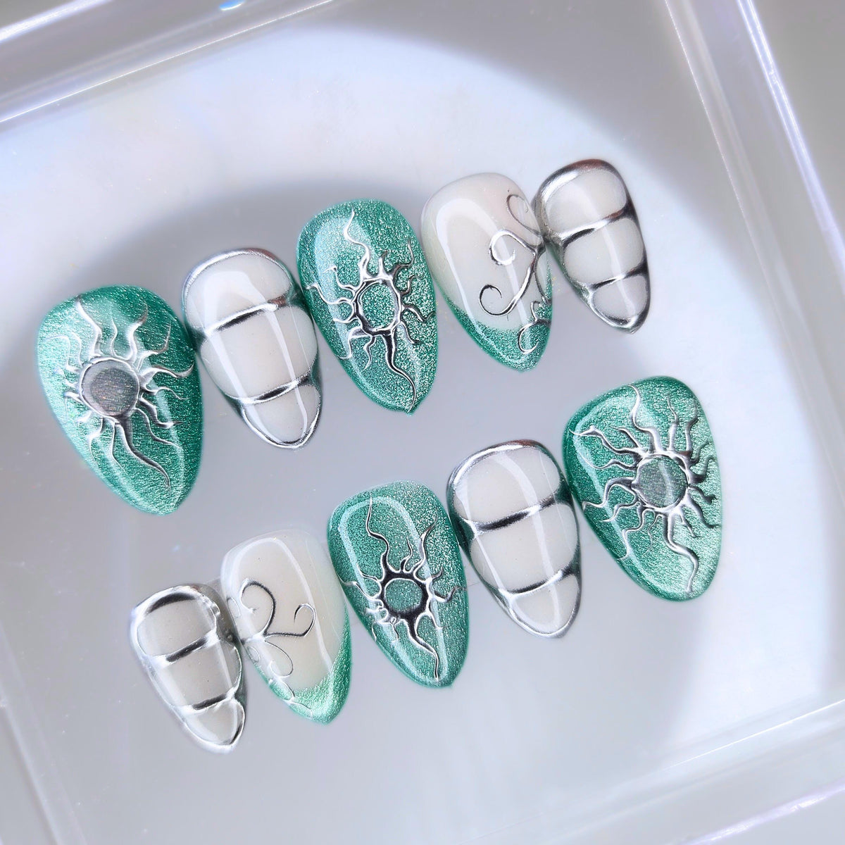 Cat eye silver chrome– Press-on nails chrome vert rose bleu violet  cat eye argenté Amande moyenne  Fait main & sur mesure spring printemps