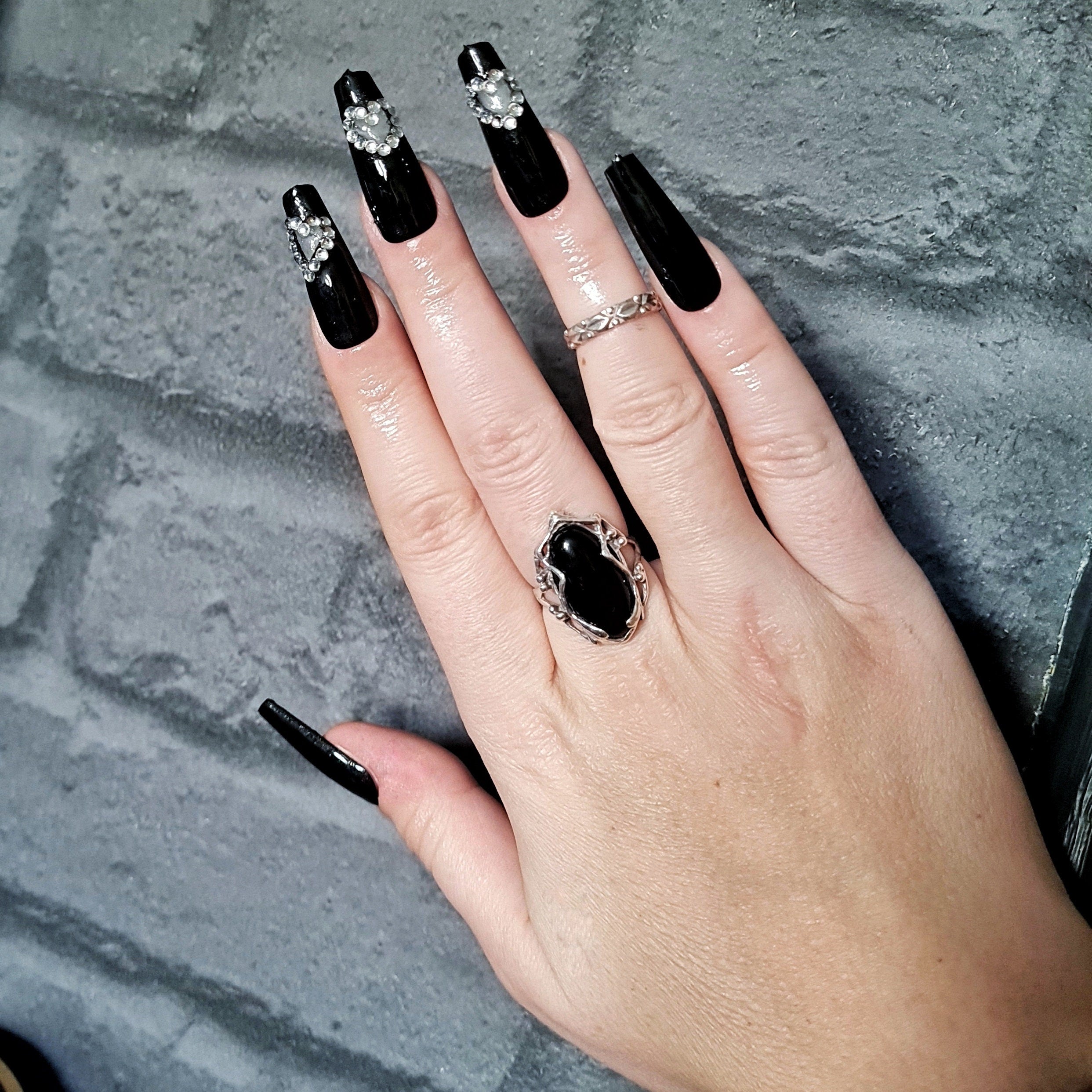 Press on nails Faux ongles Noir Saint Valentin 2024 cœurs ajourés et Strass edgy