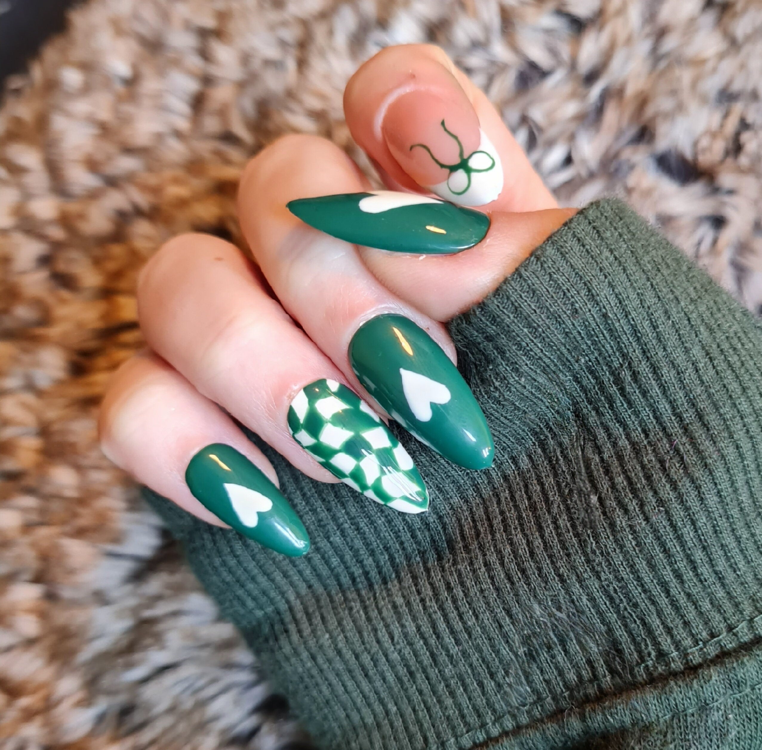 Press on nails Faux ongles Cute heart and emerald green wavy checker pattern valentine's day 2024 Saint Valentin 2024