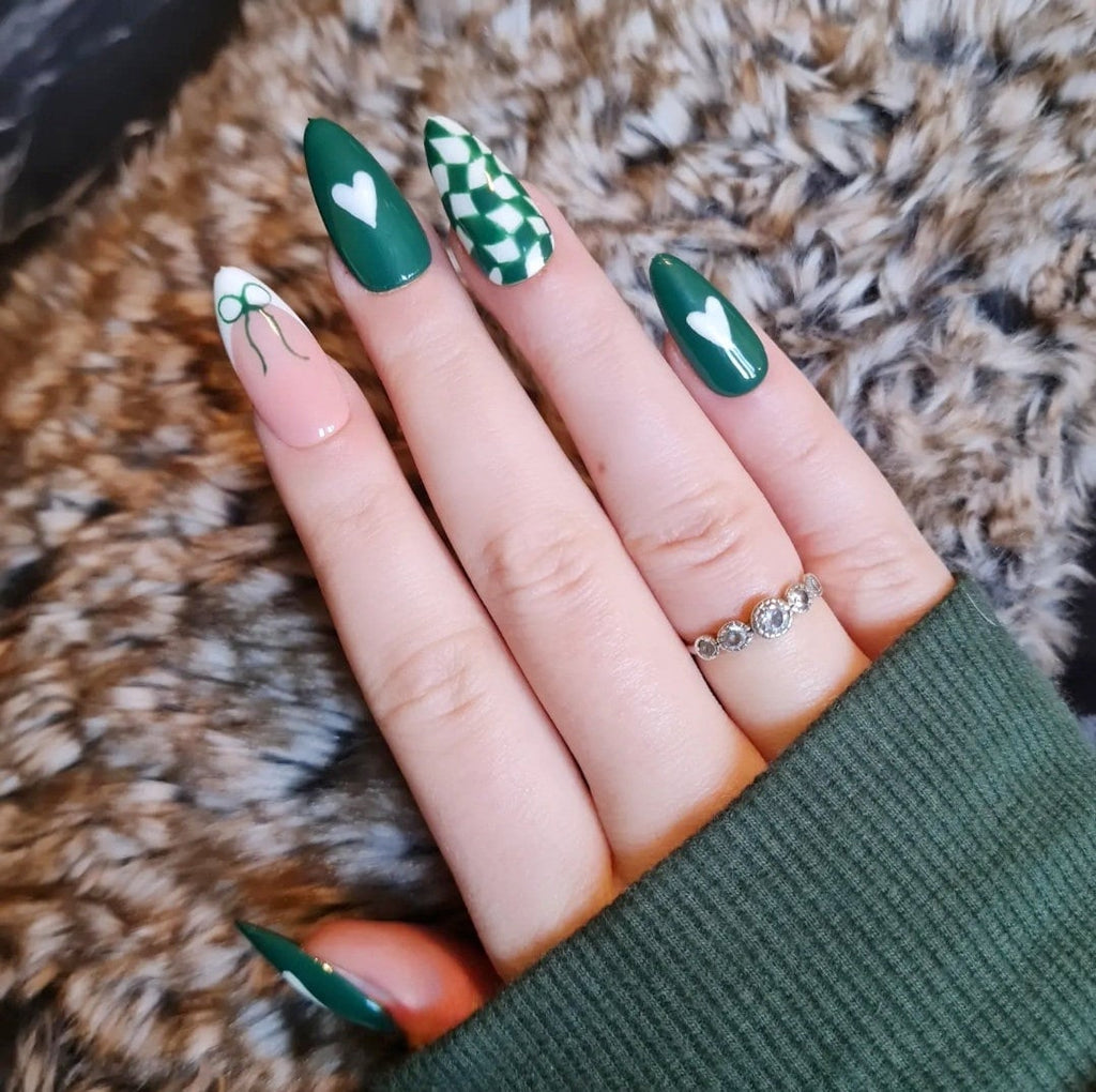 Press on nails Faux ongles Cute heart and emerald green wavy checker pattern valentine's day 2024 Saint Valentin 2024