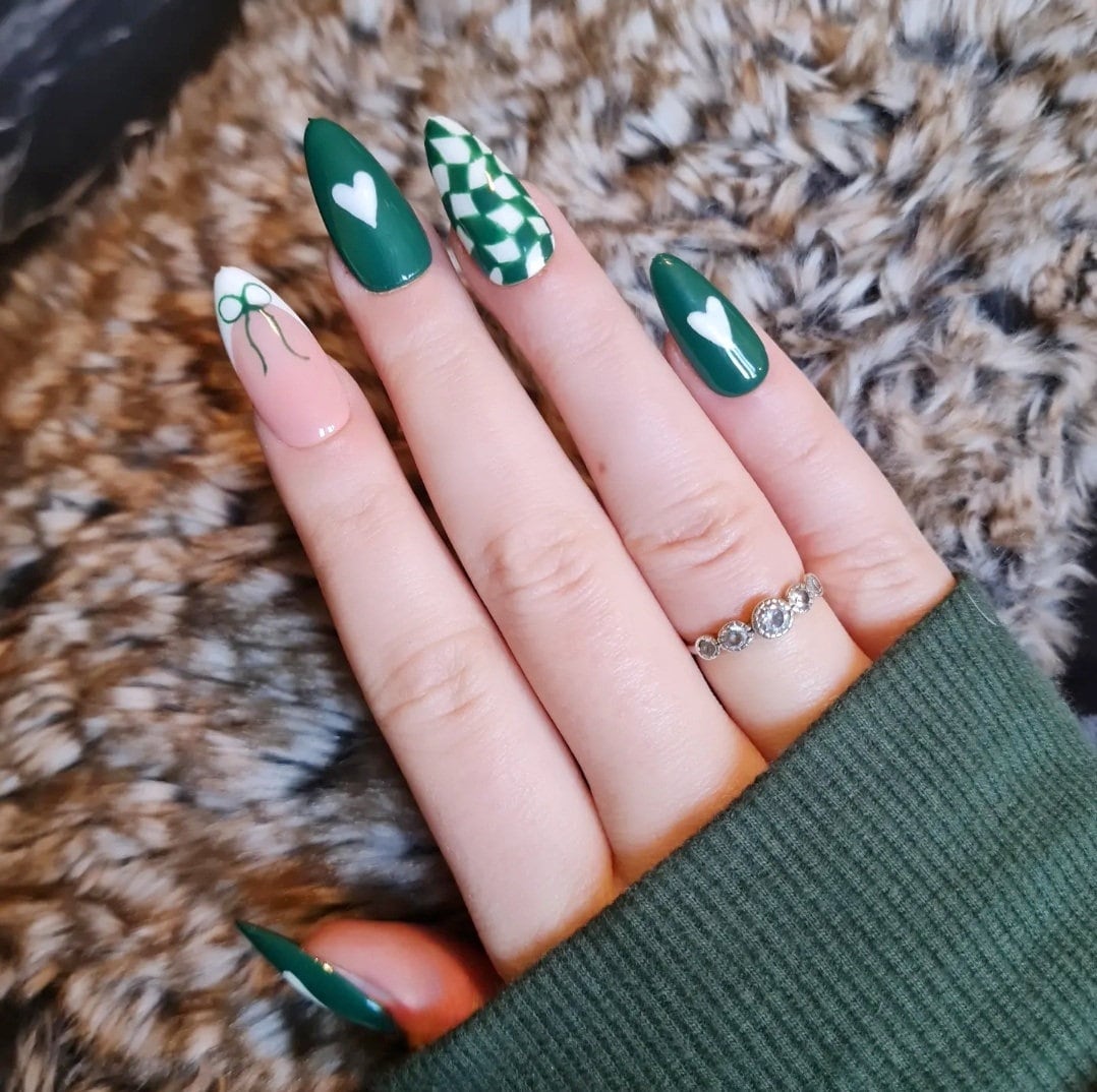 Press on nails Faux ongles Cute heart and emerald green wavy checker pattern valentine's day 2024 Saint Valentin 2024
