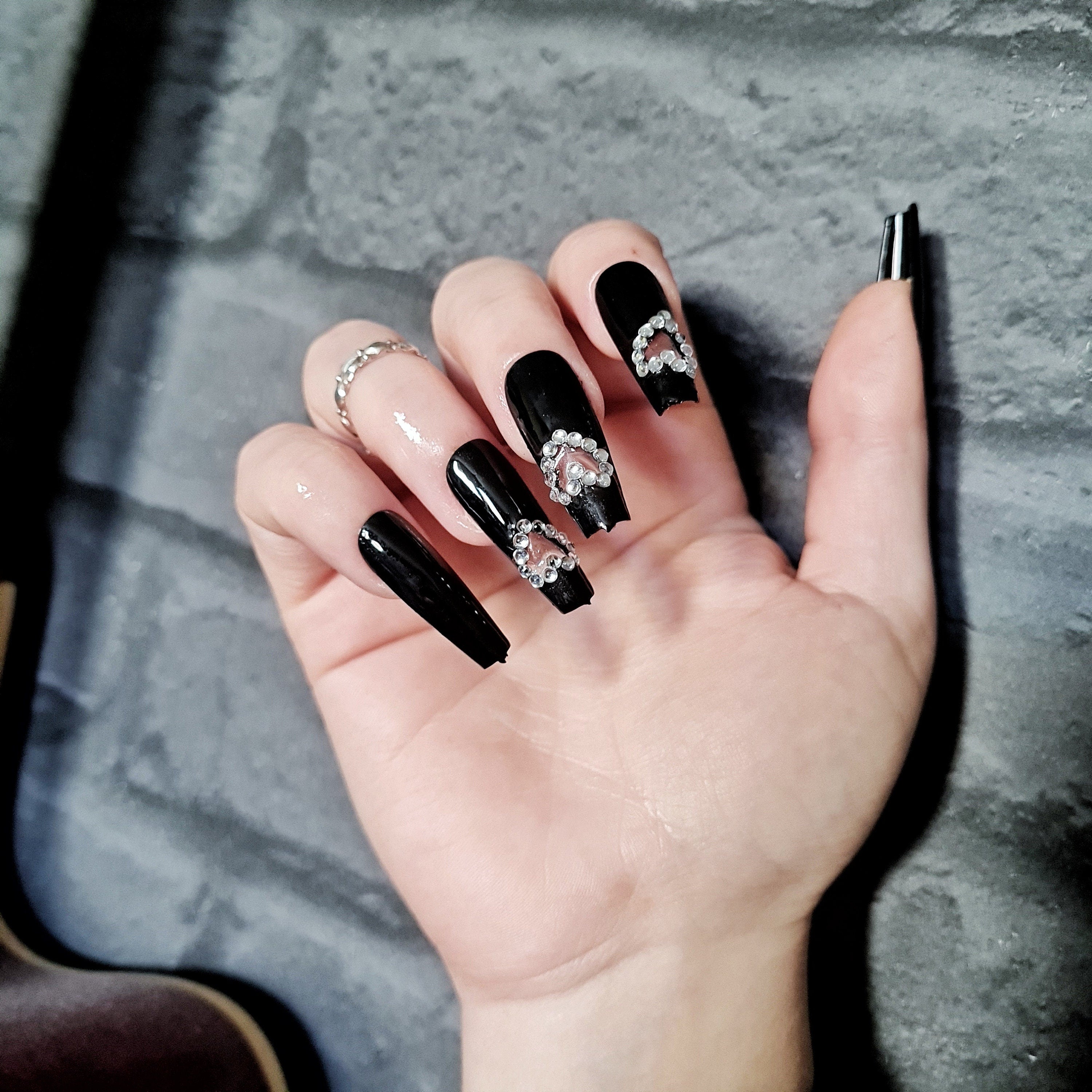 Press on nails Faux ongles Noir Saint Valentin 2024 cœurs ajourés et Strass edgy